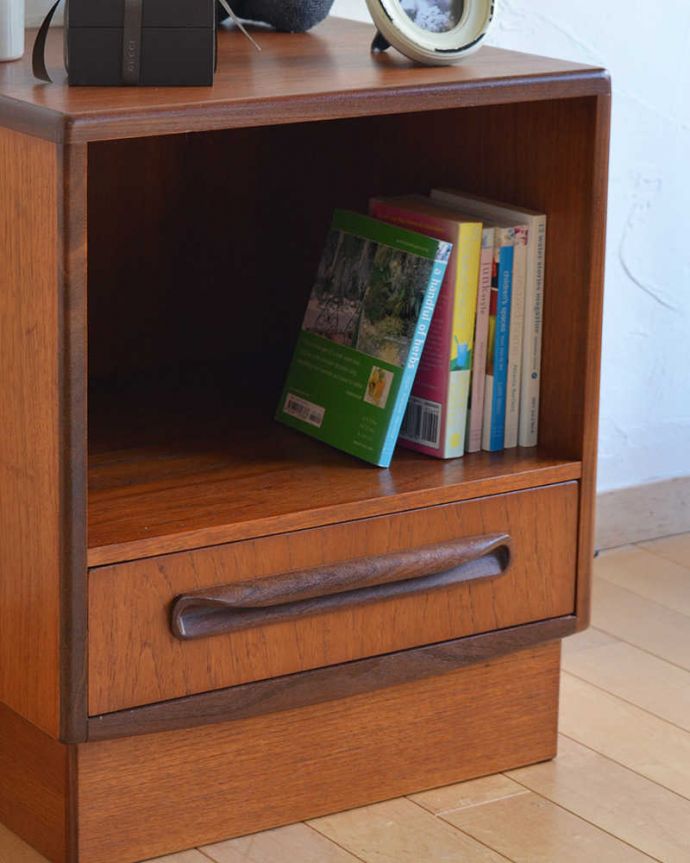 G-PLAN(Gプラン)　アンティーク家具　G-PLAN社のシンプルでオシャレなベッドサイドチェスト。見えない所もこだわっていますヴィンテージの家具は年代が若いので簡単な修復だけでも使えちゃうんだけれど、長く使って頂けるように、見えない部分もしっかりこだわって修復しています。(x-1061-f)
