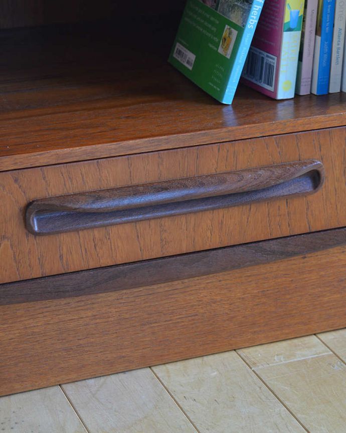 G-PLAN(Gプラン)　アンティーク家具　G-PLAN社のシンプルでオシャレなベッドサイドチェスト。シンプルでカッコいい取っ手。(x-1061-f)