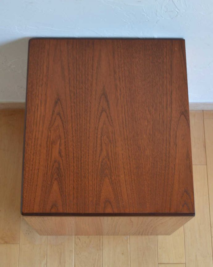 G-PLAN(Gプラン)　アンティーク家具　G-PLAN社のシンプルでオシャレなベッドサイドチェスト。上から見ると･･･天板はこんな感じです。(x-1061-f)