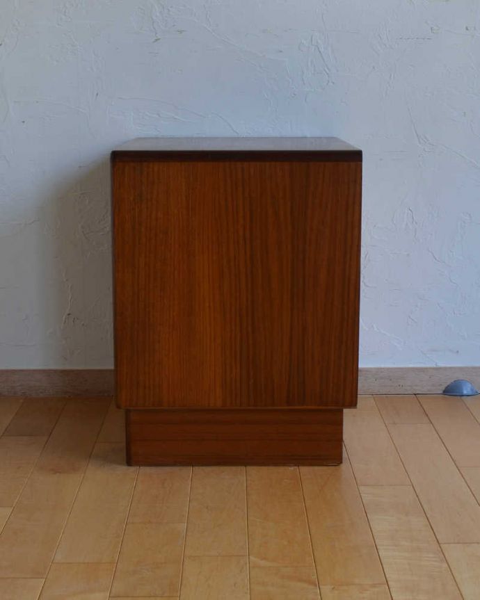 G-PLAN(Gプラン)　アンティーク家具　G-PLAN社のシンプルでオシャレなベッドサイドチェスト。横から見てもステキ横から見てもスッキリとしてカッコいい！。(x-1061-f)