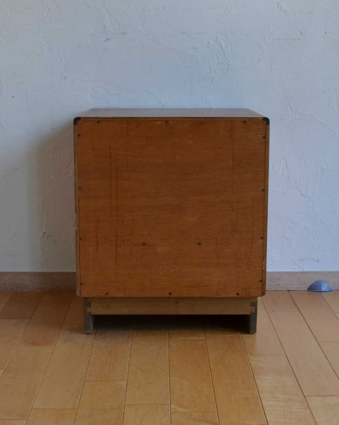 G-PLAN(Gプラン)　アンティーク家具　G-PLAN社のシンプルでオシャレなベッドサイドチェスト。修復してあるので後ろ姿もキレイです。(x-1061-f)