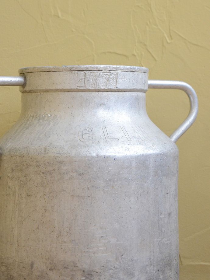 アンティークのミルク缶