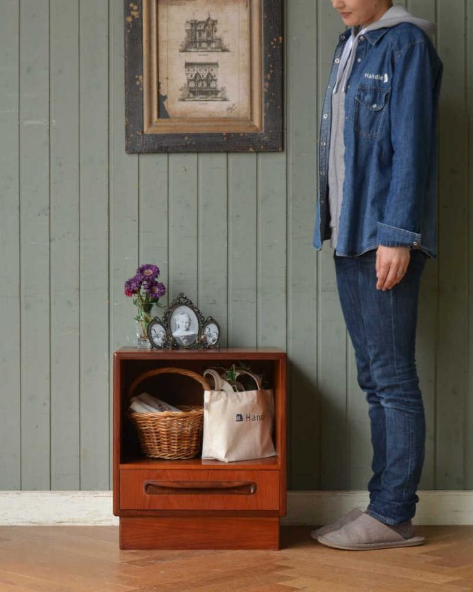 G-PLAN(Gプラン)　アンティーク家具　G-PLAN社のオープン棚が便利でオシャレなベッドサイドチェスト。スッキリとしたシンプルなデザイン北欧スタイルのチェストは、やっぱり見た目がカッコいい！シンプルなのでどんなお部屋にも似合います。(x-1062-f)