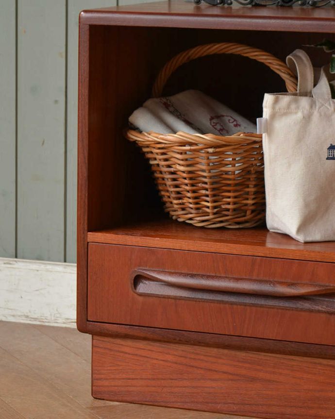 G-PLAN(Gプラン)　アンティーク家具　G-PLAN社のオープン棚が便利でオシャレなベッドサイドチェスト。見えない所もこだわっていますヴィンテージの家具は年代が若いので簡単な修復だけでも使えちゃうんだけれど、長く使って頂けるように、見えない部分もしっかりこだわって修復しています。(x-1062-f)