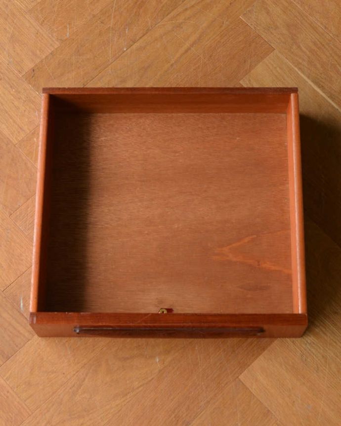 G-PLAN(Gプラン)　アンティーク家具　G-PLAN社のオープン棚が便利でオシャレなベッドサイドチェスト。引き出しの中もキレイに修復しました。(x-1062-f)