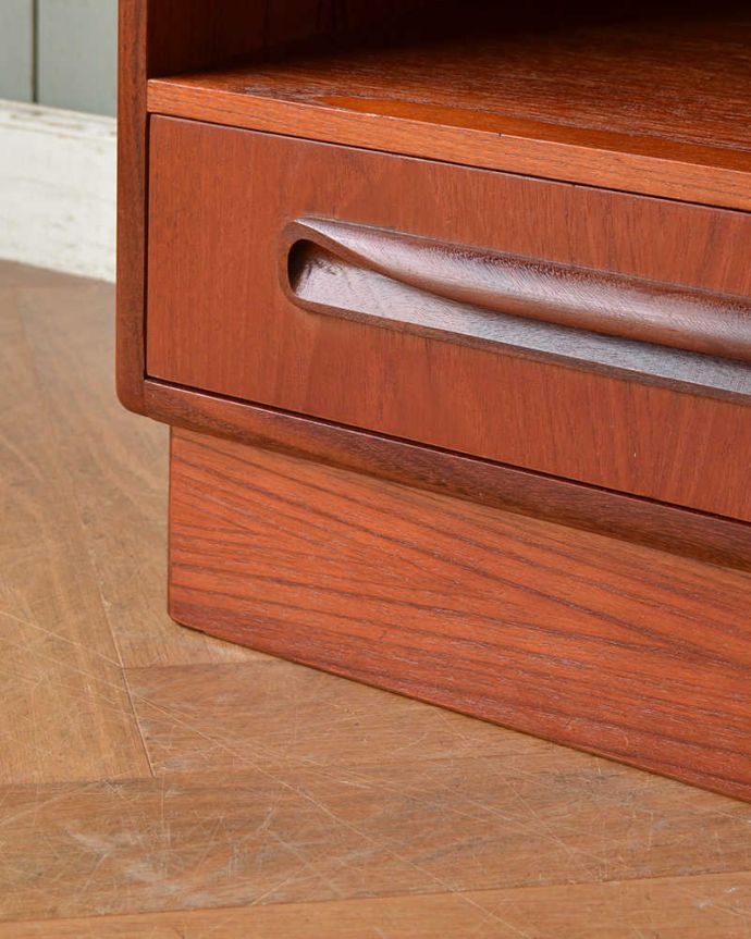 G-PLAN(Gプラン)　アンティーク家具　G-PLAN社のオープン棚が便利でオシャレなベッドサイドチェスト。女性1人でラクラク運べちゃう仕掛けHandleのアンティークは、脚の裏にフェルトキーパーをお付けしています。(x-1062-f)