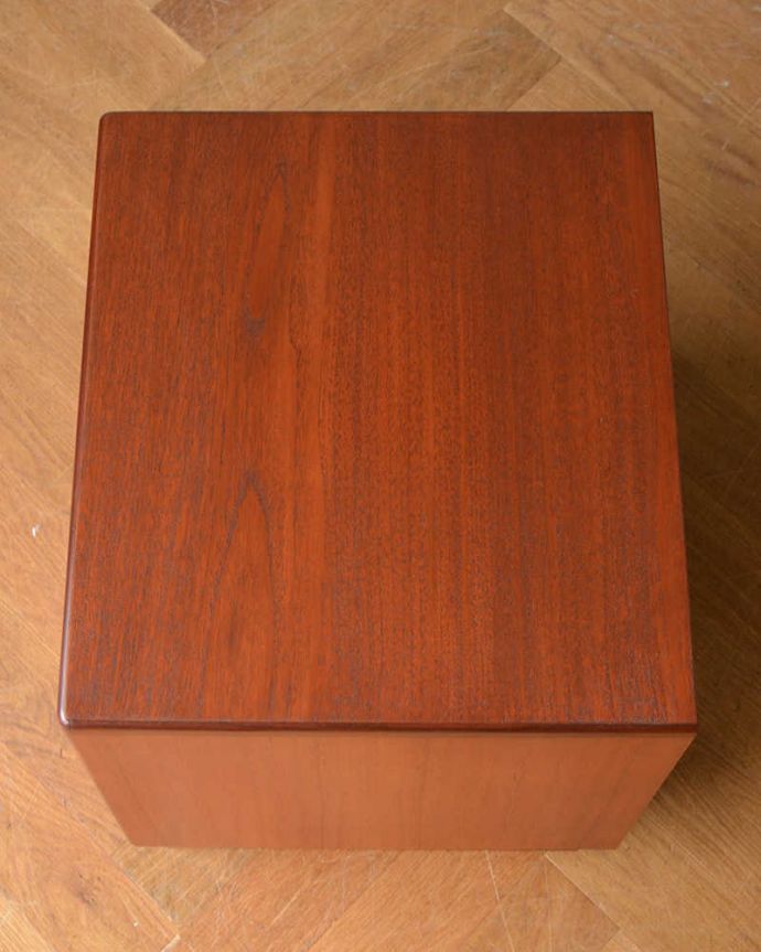 G-PLAN(Gプラン)　アンティーク家具　G-PLAN社のオープン棚が便利でオシャレなベッドサイドチェスト。上から見ると･･･天板はこんな感じです。(x-1062-f)