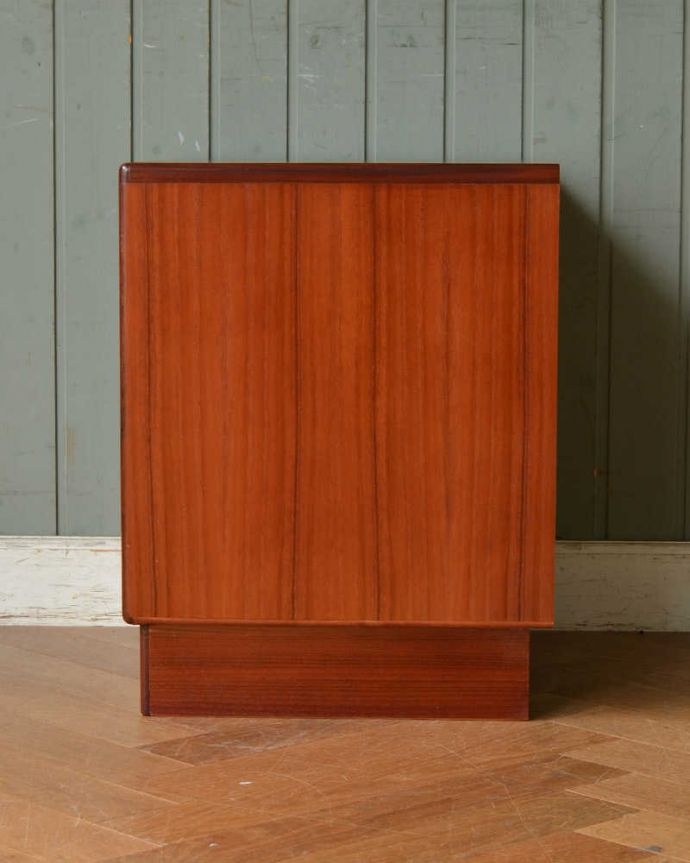 G-PLAN(Gプラン)　アンティーク家具　G-PLAN社のオープン棚が便利でオシャレなベッドサイドチェスト。横から見てもステキ横から見てもスッキリとしてカッコいい！。(x-1062-f)