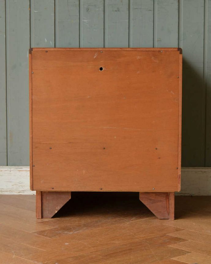 G-PLAN(Gプラン)　アンティーク家具　G-PLAN社のオープン棚が便利でオシャレなベッドサイドチェスト。修復してあるので後ろ姿もキレイです。(x-1062-f)