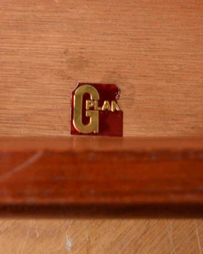 G-PLAN(Gプラン)　アンティーク家具　G-PLAN社のオープン棚が便利でオシャレなベッドサイドチェスト。タグが残っていました。(x-1062-f)