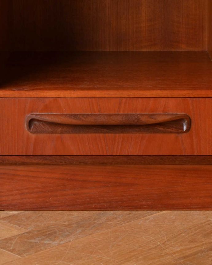 G-PLAN(Gプラン)　アンティーク家具　G-PLAN社のオープン棚が便利でオシャレなベッドサイドチェスト。シンプルでカッコいい取っ手。(x-1062-f)