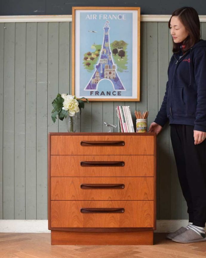 G-PLAN(Gプラン)　アンティーク家具　北欧デザインがカッコイイ、G-planのヴィンテージチェスト（４段）。スッキリとしたカッコよさが魅力北欧スタイルのチェストは、やっぱり見た目がカッコいい！シンプルなのでどんなお部屋にも似合います。(x-1063-f)