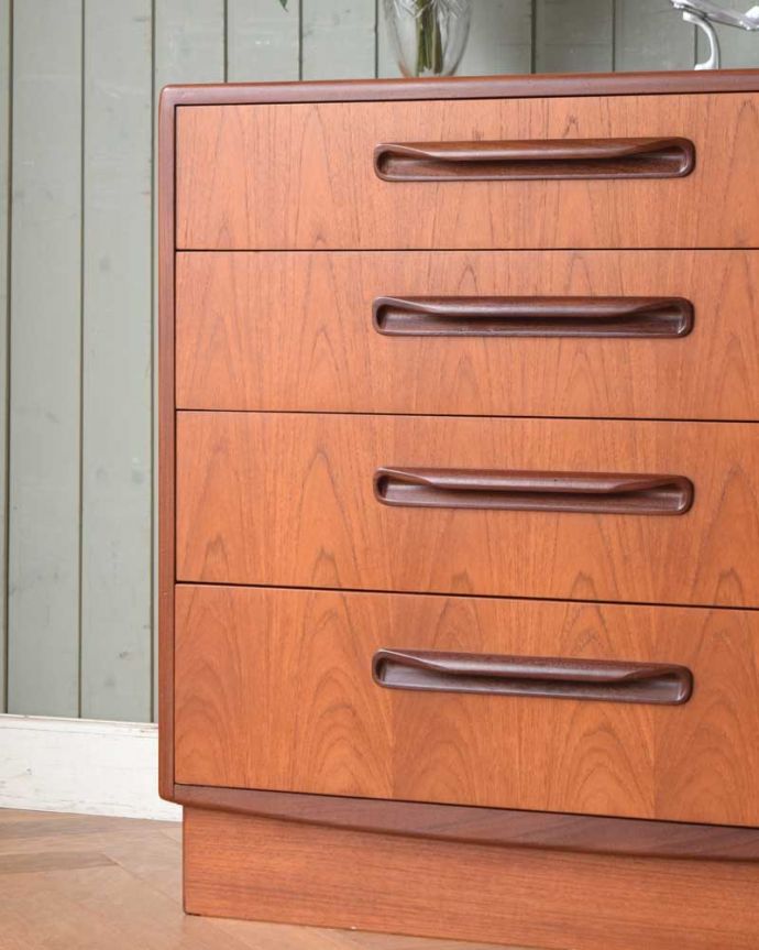 G-PLAN(Gプラン)　アンティーク家具　北欧デザインがカッコイイ、G-planのヴィンテージチェスト（４段）。見えない所もこだわっていますヴィンテージの家具は年代が若いので簡単な修復だけでも使えちゃうんだけれど、長く使って頂けるように、見えない部分もしっかりこだわって修復しています。(x-1063-f)