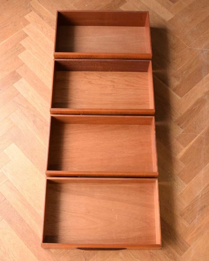 G-PLAN(Gプラン)　アンティーク家具　北欧デザインがカッコイイ、G-planのヴィンテージチェスト（４段）。引き出しの中もキレイに修復しました。(x-1063-f)