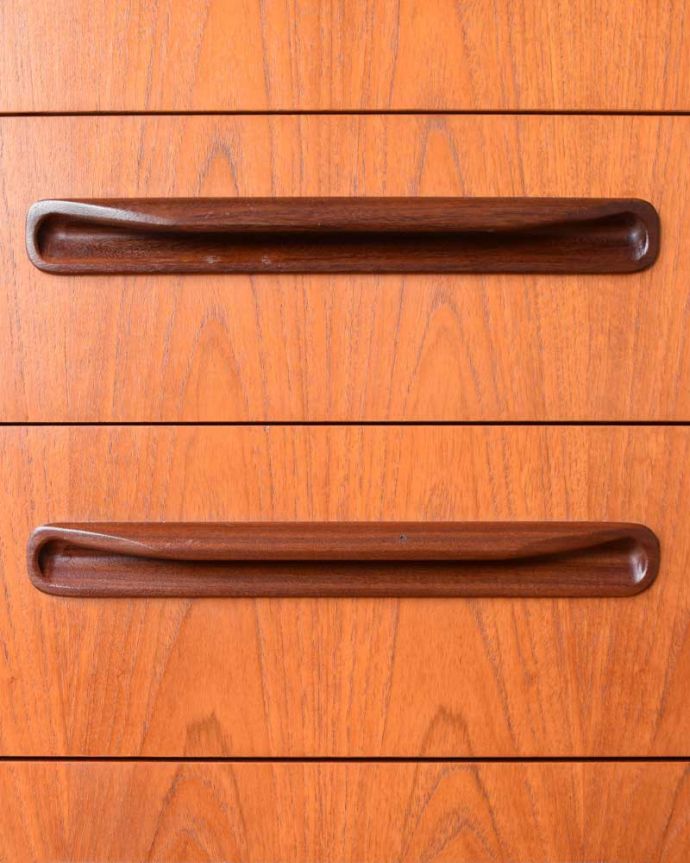 G-PLAN(Gプラン)　アンティーク家具　北欧デザインがカッコイイ、G-planのヴィンテージチェスト（４段）。カッコいい取っ手もデザインの一部デザインの一部になっているカッコいい取っ手。(x-1063-f)