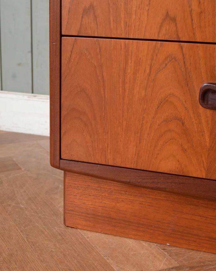 G-PLAN(Gプラン)　アンティーク家具　北欧デザインがカッコイイ、G-planのヴィンテージチェスト（４段）。女性1人でラクラク運べちゃう仕掛けHandleのアンティークは、脚の裏にフェルトキーパーをお付けしています。(x-1063-f)