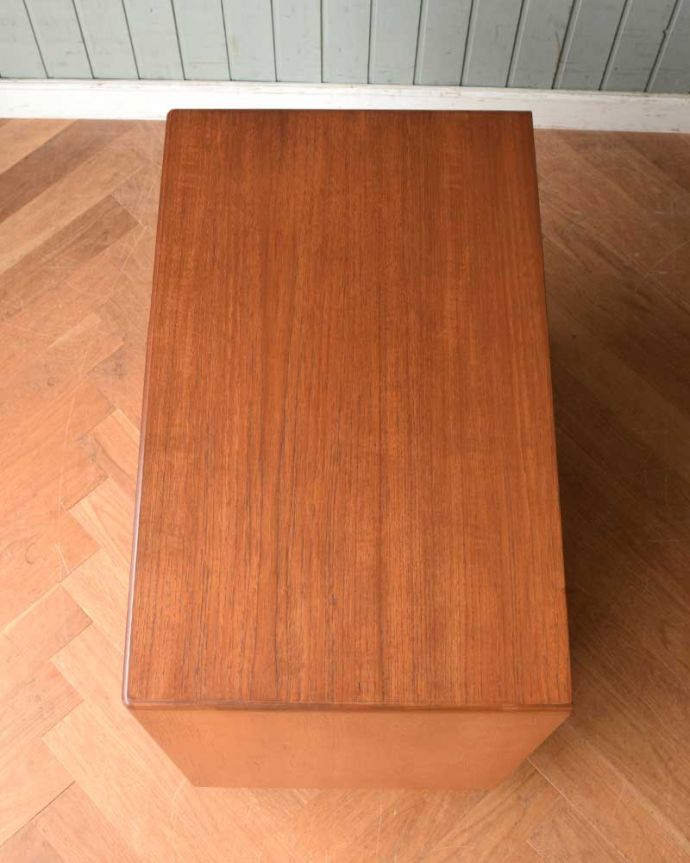 G-PLAN(Gプラン)　アンティーク家具　北欧デザインがカッコイイ、G-planのヴィンテージチェスト（４段）。上から見ると･･･天板はこんな感じです。(x-1063-f)