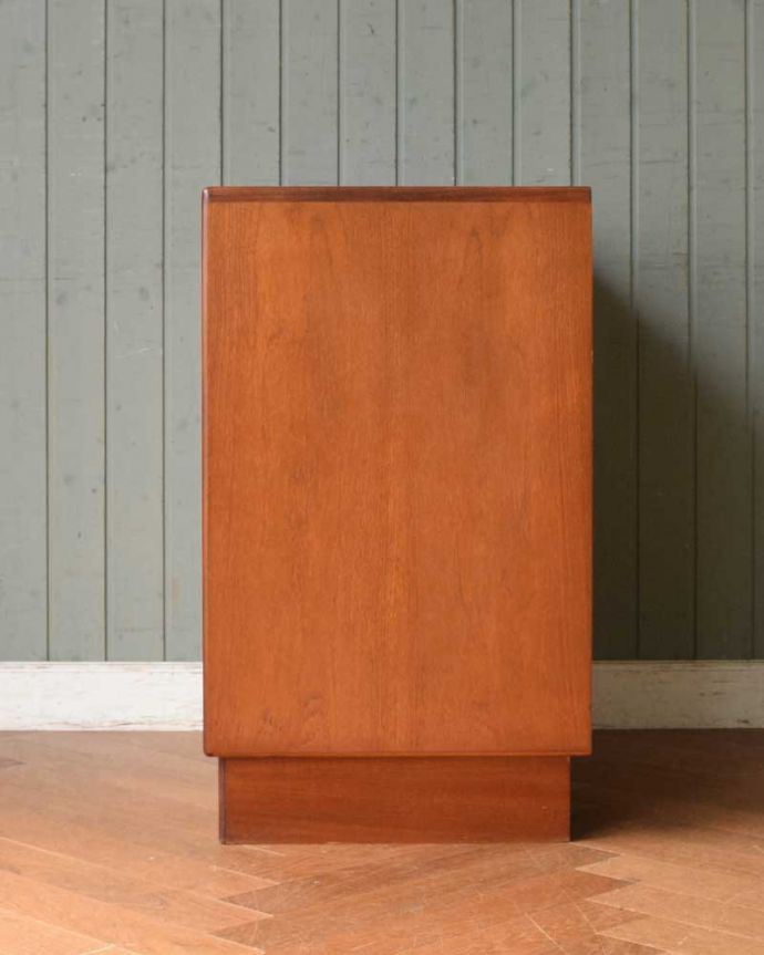 G-PLAN(Gプラン)　アンティーク家具　北欧デザインがカッコイイ、G-planのヴィンテージチェスト（４段）。横から見てもスッキリシンプルだからこそ、どこから見てもカッコいいようにしっかりお直ししました。(x-1063-f)