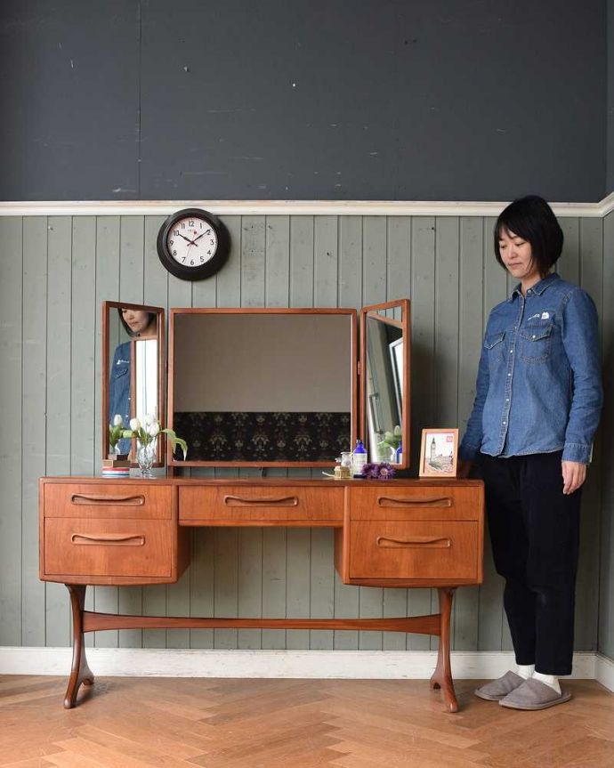 G-PLAN(Gプラン)　アンティーク家具　北欧スタイルのヴィンテージ家具、G-planの三面鏡ドレッサー(ドレッシングチェスト)。クールに決まる北欧スタイルのドレッサースッキリとシンプルな北欧スタイルのドレッシングチェストは、どんなお部屋にもカッコよく似合います。(x-1064-f)