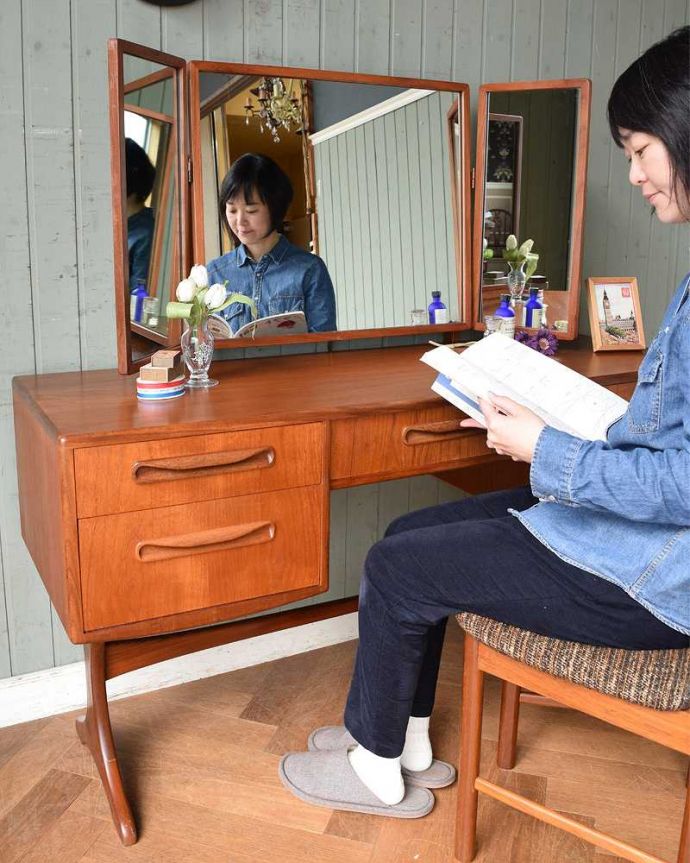 G-PLAN(Gプラン)　アンティーク家具　北欧スタイルのヴィンテージ家具、G-planの三面鏡ドレッサー(ドレッシングチェスト)。2WAYで使える便利なドレッサー大きくて広々としている天板は、ドレッサーとして使うだけじゃなくてデスクとしても大活躍。(x-1064-f)