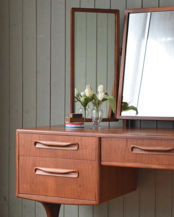 G-PLAN(Gプラン)　アンティーク家具　北欧スタイルのヴィンテージ家具、G-planの三面鏡ドレッサー(ドレッシングチェスト)。ヴィンテージ家具らしいカッコよさやっぱり一番の魅力は、この時代に作られた独特の雰囲気。(x-1064-f)