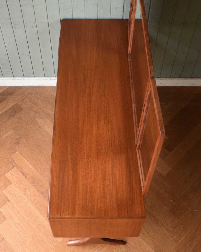 G-PLAN(Gプラン)　アンティーク家具　北欧スタイルのヴィンテージ家具、G-planの三面鏡ドレッサー(ドレッシングチェスト)。デスクとしても使える広々天板広々とした天板の上はデスクとしても使えるように塗装もキレイに修復しました。(x-1064-f)