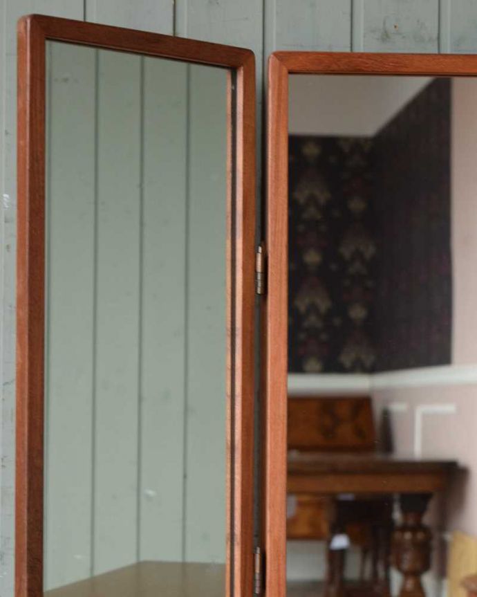 G-PLAN(Gプラン)　アンティーク家具　北欧スタイルのヴィンテージ家具、G-planの三面鏡ドレッサー(ドレッシングチェスト)。近くで見ると･･･鏡がキレイな状態のものを選んできました。(x-1064-f)