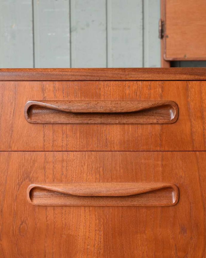 G-PLAN(Gプラン)　アンティーク家具　北欧スタイルのヴィンテージ家具、G-planの三面鏡ドレッサー(ドレッシングチェスト)。取っ手もデザインの一部デザインの一部になっているカッコいい取っ手。(x-1064-f)