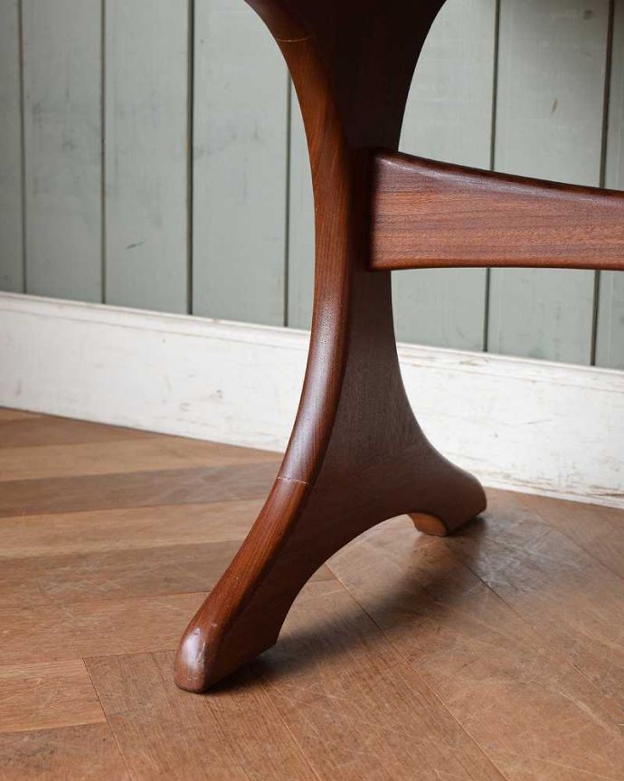 G-PLAN(Gプラン)　アンティーク家具　北欧スタイルのヴィンテージ家具、G-planの三面鏡ドレッサー(ドレッシングチェスト)。 女性1人でラクラク運べちゃう仕掛けHandleのアンティークは、脚の裏にフェルトキーパーをお付けしています。(x-1064-f)