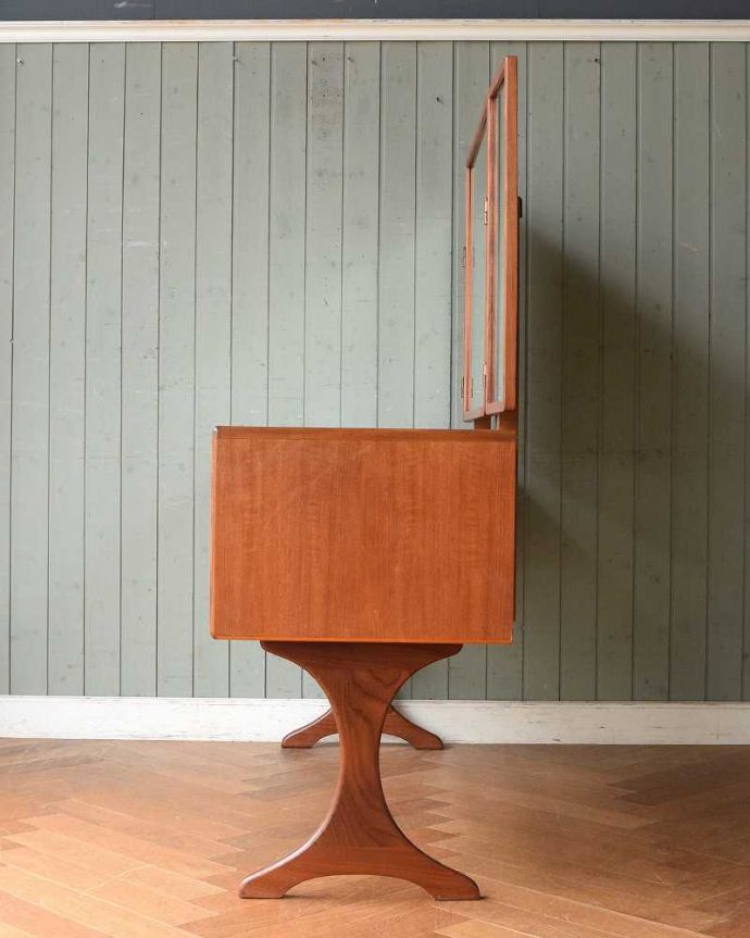 G-PLAN(Gプラン)　アンティーク家具　北欧スタイルのヴィンテージ家具、G-planの三面鏡ドレッサー(ドレッシングチェスト)。横から見てもカッコいい北欧スタイルの家具は横から見てもクール。(x-1064-f)