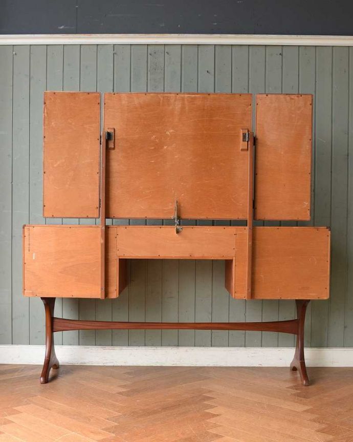 G-PLAN(Gプラン)　アンティーク家具　北欧スタイルのヴィンテージ家具、G-planの三面鏡ドレッサー(ドレッシングチェスト)。後ろ姿もキレイです。(x-1064-f)