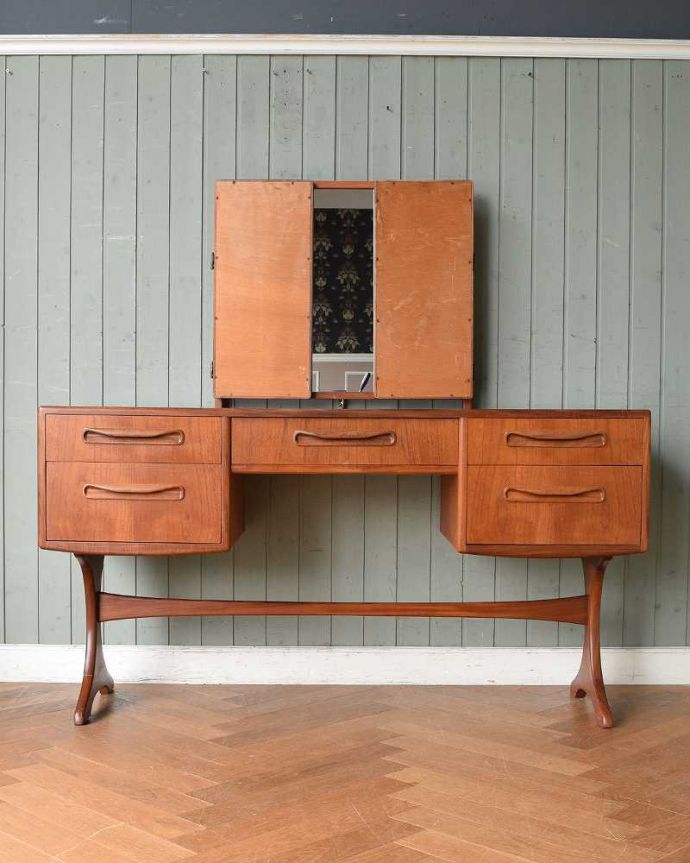 G-PLAN(Gプラン)　アンティーク家具　北欧スタイルのヴィンテージ家具、G-planの三面鏡ドレッサー(ドレッシングチェスト)。日本人向けの三面鏡鏡が畳めるめずらしいデザイン。(x-1064-f)