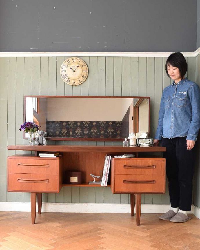 G-PLAN(Gプラン) アンティーク家具 ハイセンスなビンテージ家具、北欧スタイルのG-planドレッサー(ドレッシングチェスト)。クールに決まる北欧スタイルのドレッサースッキリとシンプルな北欧スタイルのドレッシングチェストは、どんなお部屋にもカッコよく似合います。(x-1065-f)