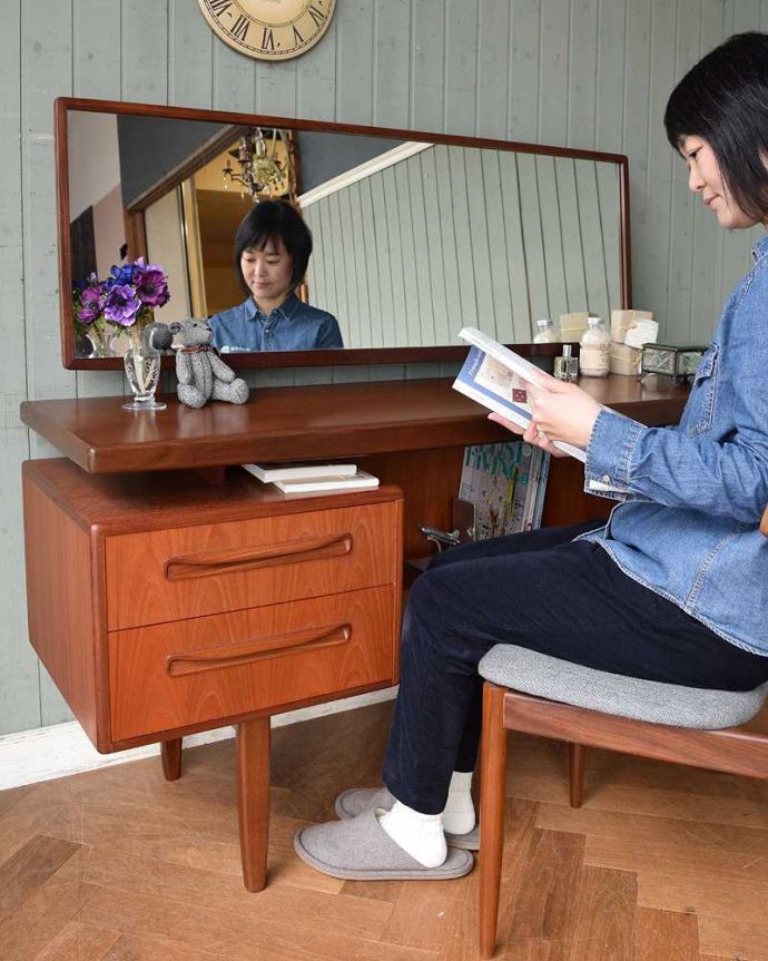 G-PLAN(Gプラン) アンティーク家具 ハイセンスなビンテージ家具、北欧スタイルのG-planドレッサー(ドレッシングチェスト)。2WAYで使える便利なドレッサー大きくて広々としている天板は、ドレッサーとして使うだけじゃなくてデスクとしても大活躍。(x-1065-f)