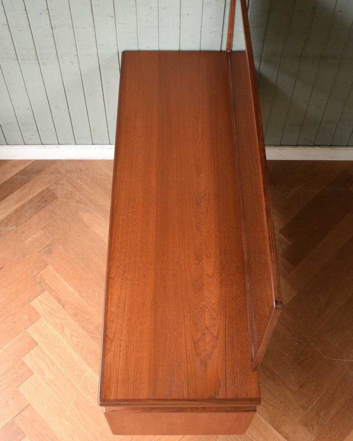 G-PLAN(Gプラン) アンティーク家具 ハイセンスなビンテージ家具、北欧スタイルのG-planドレッサー(ドレッシングチェスト)。デスクとしても使える広々天板広々とした天板の上はデスクとしても使えるように塗装もキレイに修復しました。(x-1065-f)