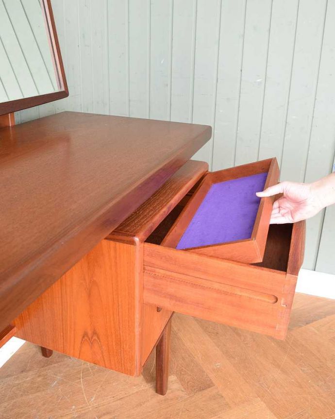 G-PLAN(Gプラン) アンティーク家具 ハイセンスなビンテージ家具、北欧スタイルのG-planドレッサー(ドレッシングチェスト)。引き出しの中にトレイが引き出しの中のトレイは引き出すことが出来ます。(x-1065-f)