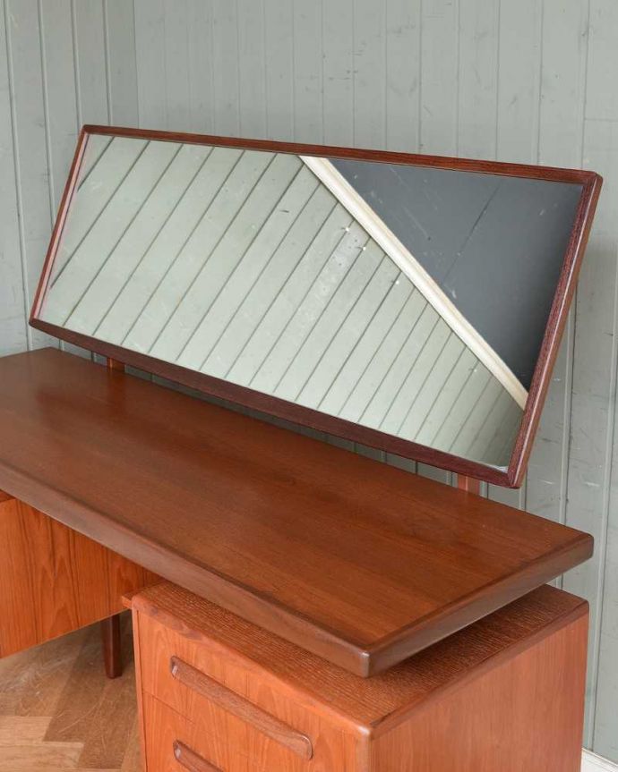 G-PLAN(Gプラン) アンティーク家具 ハイセンスなビンテージ家具、北欧スタイルのG-planドレッサー(ドレッシングチェスト)。お部屋を広く見せてくれる大きなミラー大きなミラーは身だしなみを整えるのはもちろん、お部屋を広く見せてくれる効果もあります。(x-1065-f)