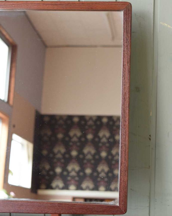 G-PLAN(Gプラン) アンティーク家具 ハイセンスなビンテージ家具、北欧スタイルのG-planドレッサー(ドレッシングチェスト)。近くで見ると・・・鏡がキレイな状態のものを選んできました。(x-1065-f)