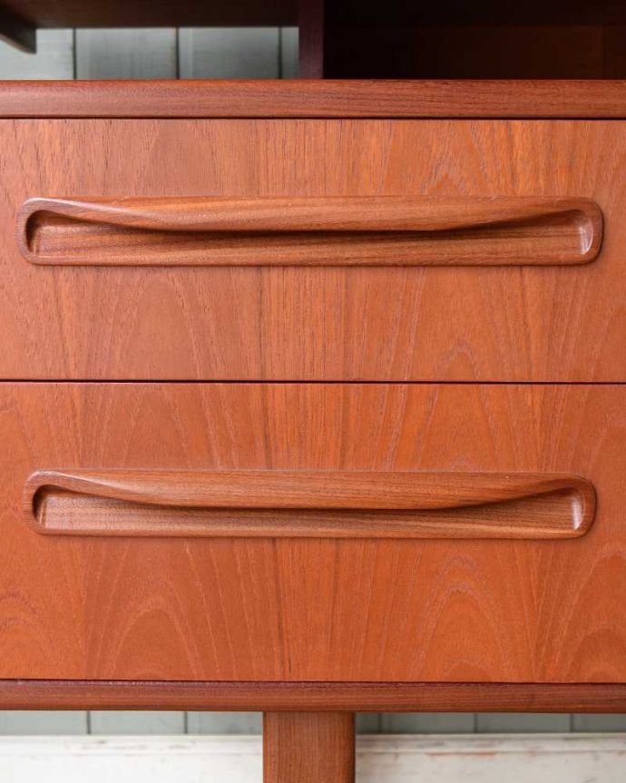 G-PLAN(Gプラン) アンティーク家具 ハイセンスなビンテージ家具、北欧スタイルのG-planドレッサー(ドレッシングチェスト)。取っ手もデザインの一部デザインの一部になっているカッコいい取っ手。(x-1065-f)