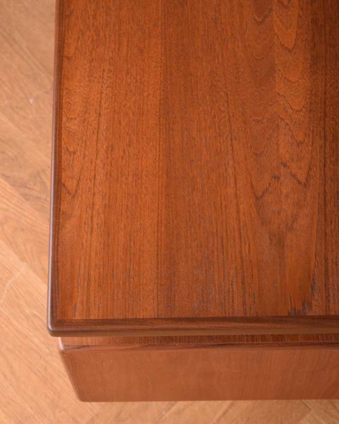 G-PLAN(Gプラン) アンティーク家具 ハイセンスなビンテージ家具、北欧スタイルのG-planドレッサー(ドレッシングチェスト)。天板の塗装もキレイに仕上げましたヴィンテージの家具は新品ではないのでキズや汚れはありますが、デスクとしても使えるように天板もしっかりキレイに修復しました。(x-1065-f)