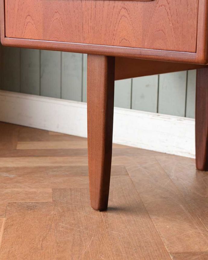 G-PLAN(Gプラン) アンティーク家具 ハイセンスなビンテージ家具、北欧スタイルのG-planドレッサー(ドレッシングチェスト)。 女性1人でラクラク運べちゃう仕掛けHandleのアンティークは、脚の裏にフェルトキーパーをお付けしています。(x-1065-f)