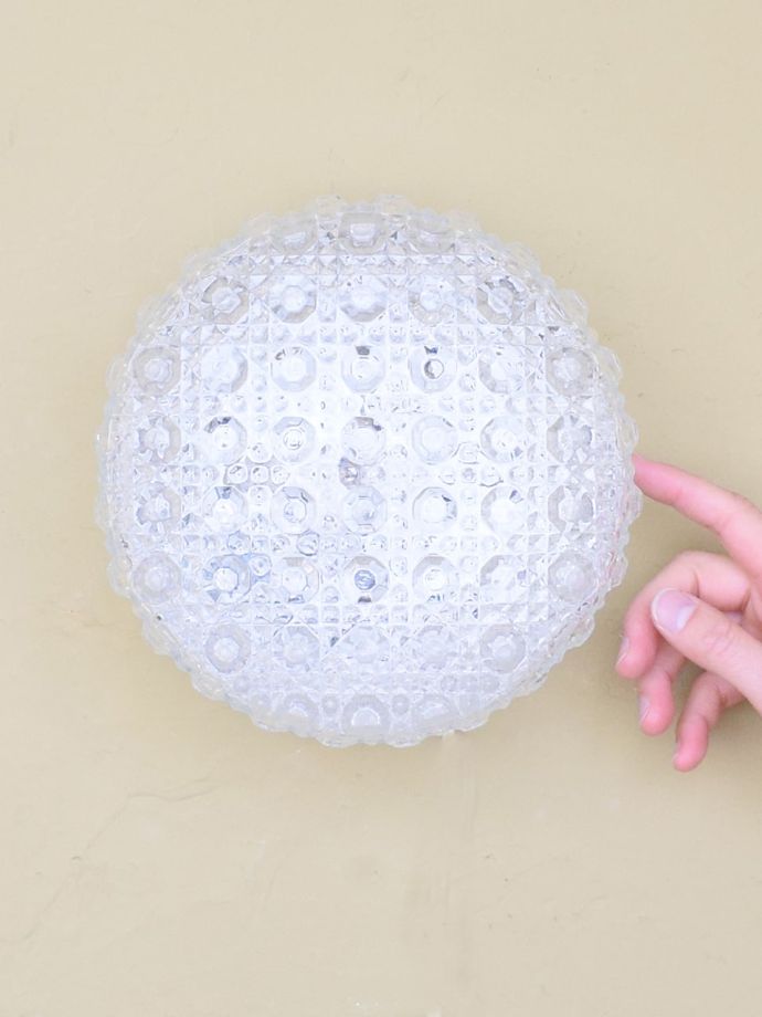 フランスから届いたアンティークのライト、丸い型押しガラスの