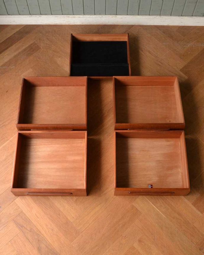 G-PLAN(Gプラン)　アンティーク家具　G-PLANのヴィンテージ家具、デスクにもおススメのフレスコシリーズのドレッサー。引き出しの中もキレイに修復しました細々としたものを安心して収納していただけるよう引き出しの中もキレイにお直ししてあります。(x-1066-f)