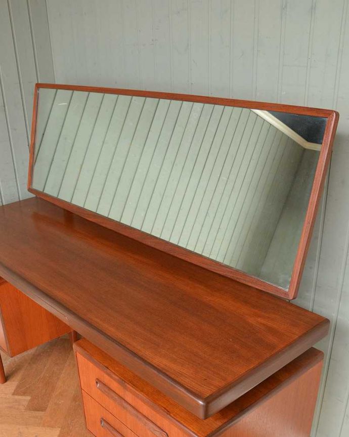 G-PLAN(Gプラン)　アンティーク家具　G-PLANのヴィンテージ家具、デスクにもおススメのフレスコシリーズのドレッサー。お部屋を広く見せてくれる大きなミラー大きなミラーは身だしなみを整えるのはもちろん、お部屋を広く見せてくれる効果もあります。(x-1066-f)