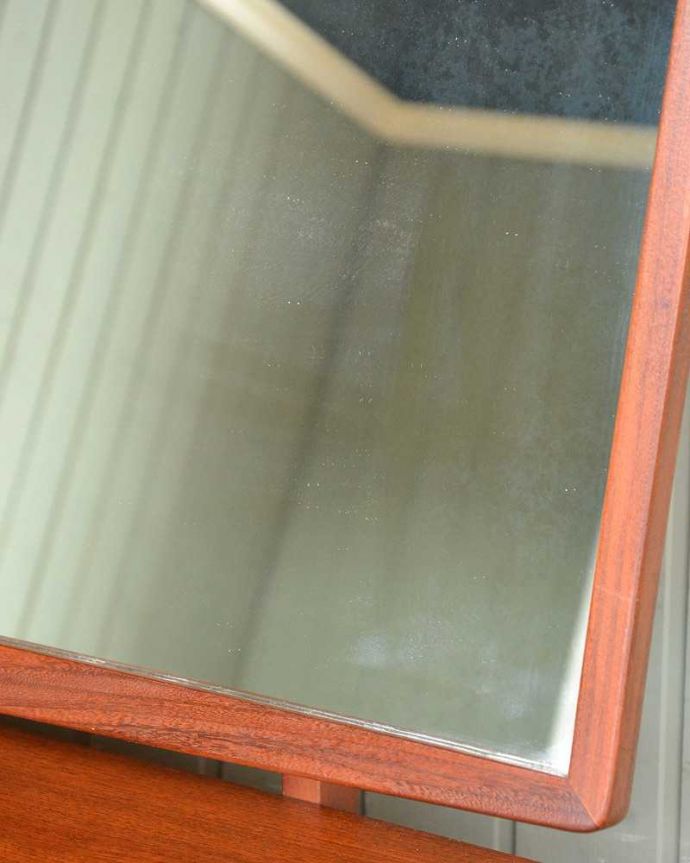 G-PLAN(Gプラン)　アンティーク家具　G-PLANのヴィンテージ家具、デスクにもおススメのフレスコシリーズのドレッサー。近くで見ると･･･鏡がキレイな状態のものを選んできました。(x-1066-f)