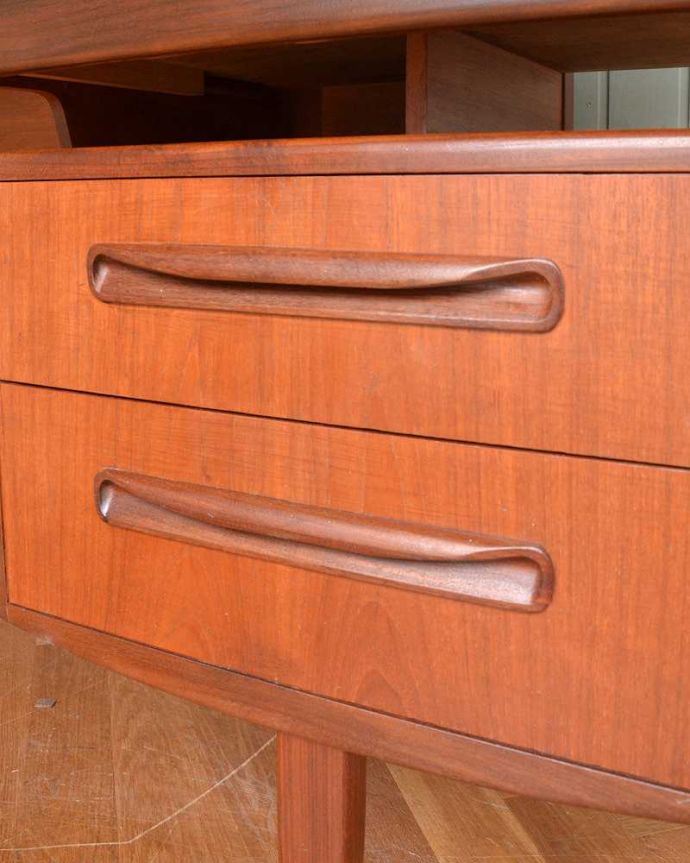 G-PLAN(Gプラン)　アンティーク家具　G-PLANのヴィンテージ家具、デスクにもおススメのフレスコシリーズのドレッサー。取っ手もデザインの一部デザインの一部になっているカッコいい取っ手。(x-1066-f)