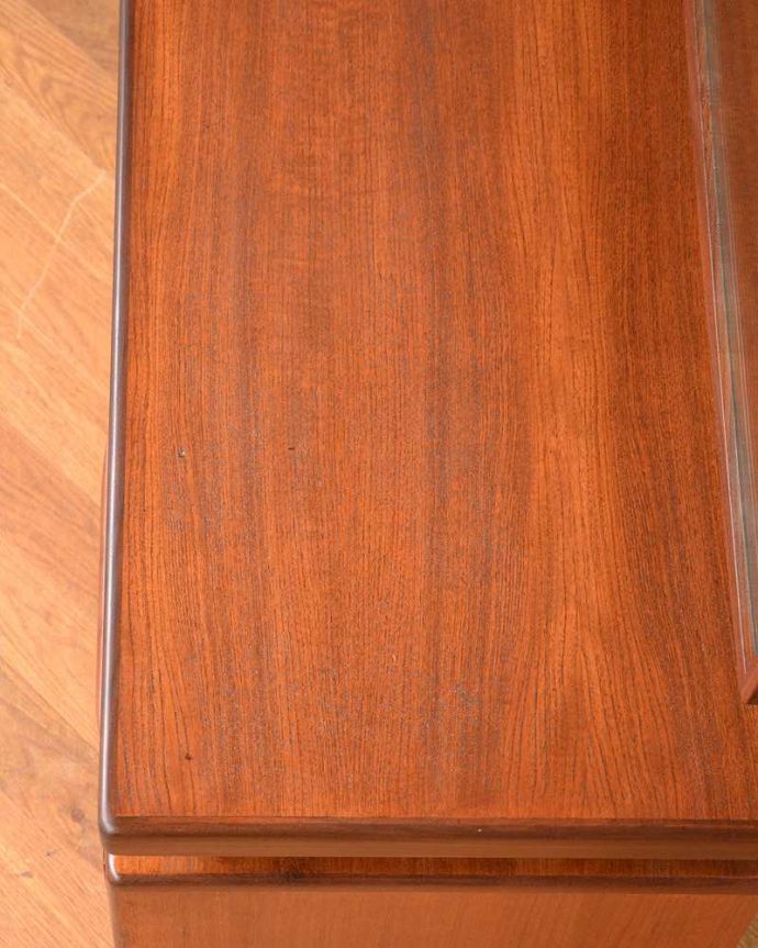 G-PLAN(Gプラン)　アンティーク家具　G-PLANのヴィンテージ家具、デスクにもおススメのフレスコシリーズのドレッサー。天板の塗装もキレイに仕上げましたヴィンテージの家具は新品ではないのでキズや汚れはありますが、デスクとしても使えるように天板もしっかりキレイに修復しました。(x-1066-f)