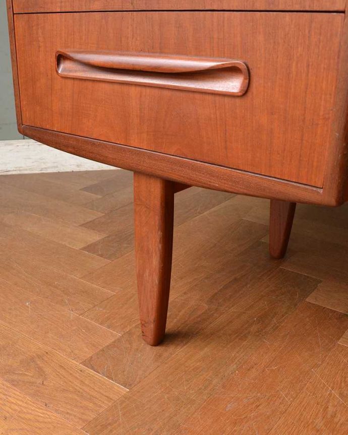 G-PLAN(Gプラン)　アンティーク家具　G-PLANのヴィンテージ家具、デスクにもおススメのフレスコシリーズのドレッサー。 女性1人でラクラク運べちゃう仕掛けHandleのアンティークは、脚の裏にフェルトキーパーをお付けしています。(x-1066-f)