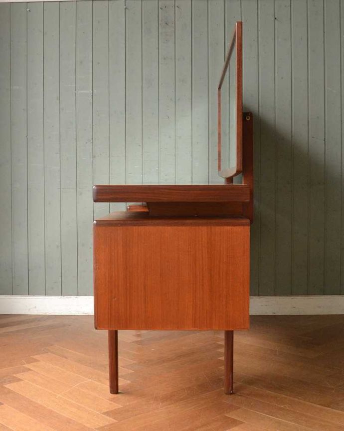 G-PLAN(Gプラン)　アンティーク家具　G-PLANのヴィンテージ家具、デスクにもおススメのフレスコシリーズのドレッサー。横から見てもカッコいい北欧スタイルの家具は横から見てもクール。(x-1066-f)