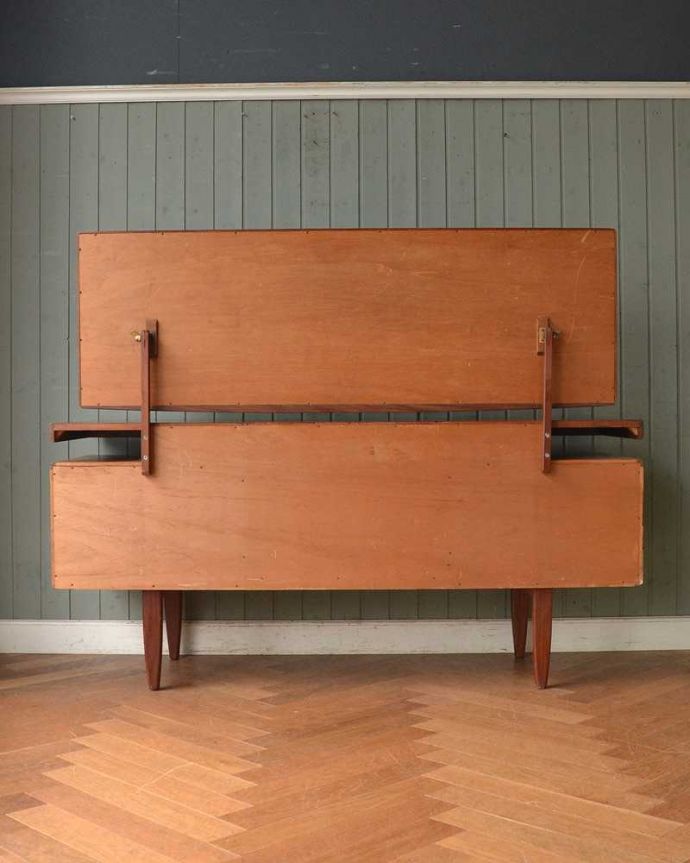 G-PLAN(Gプラン)　アンティーク家具　G-PLANのヴィンテージ家具、デスクにもおススメのフレスコシリーズのドレッサー。後ろ姿もキレイです。(x-1066-f)